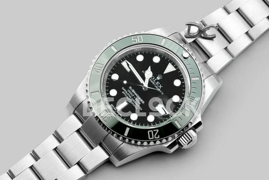 Rolex Submariner 126610LV Starbucks replica – λοξή όψη κάσας και μπρασελέ