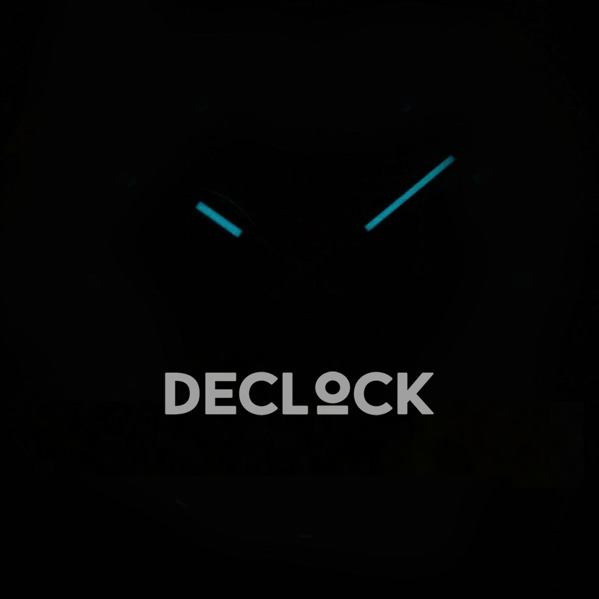 Rolex Daytona 116509 AVF replica - original two cyan luminous hands in darkness