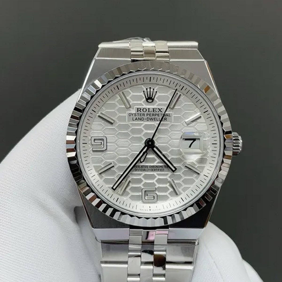 Land-Dweller 40mm 127334 WG in White Dial