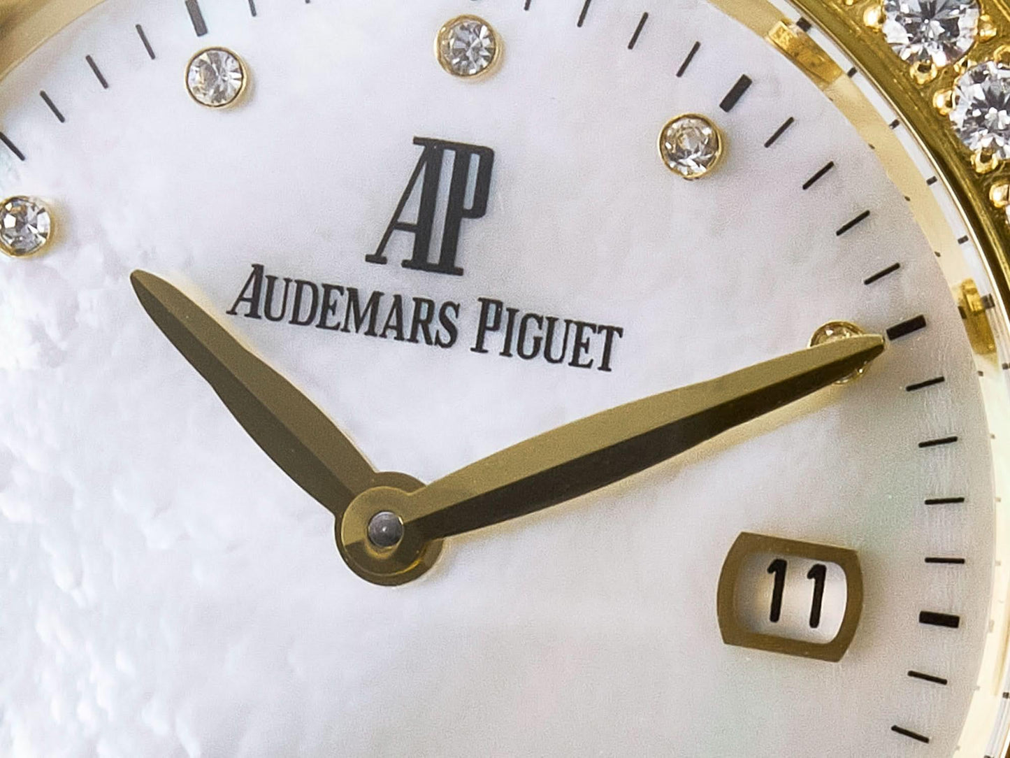 Replica Audemars Pigeut Royal Oak Ladies 33mm YG DRF Best Edition MOP Dial Diamonds Bezel on White Rubber Strap |  Declock.