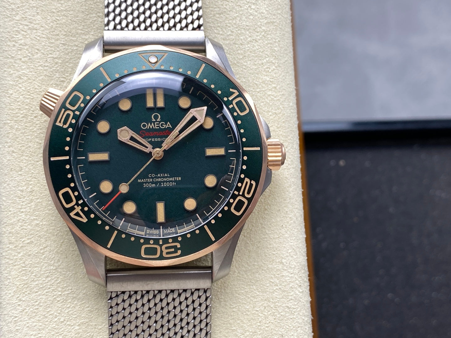 Seamaster 300m 2025 42mm RG/SS Green Dial