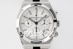 Overseas 5520V WG White Dial On Black Rubber Strap