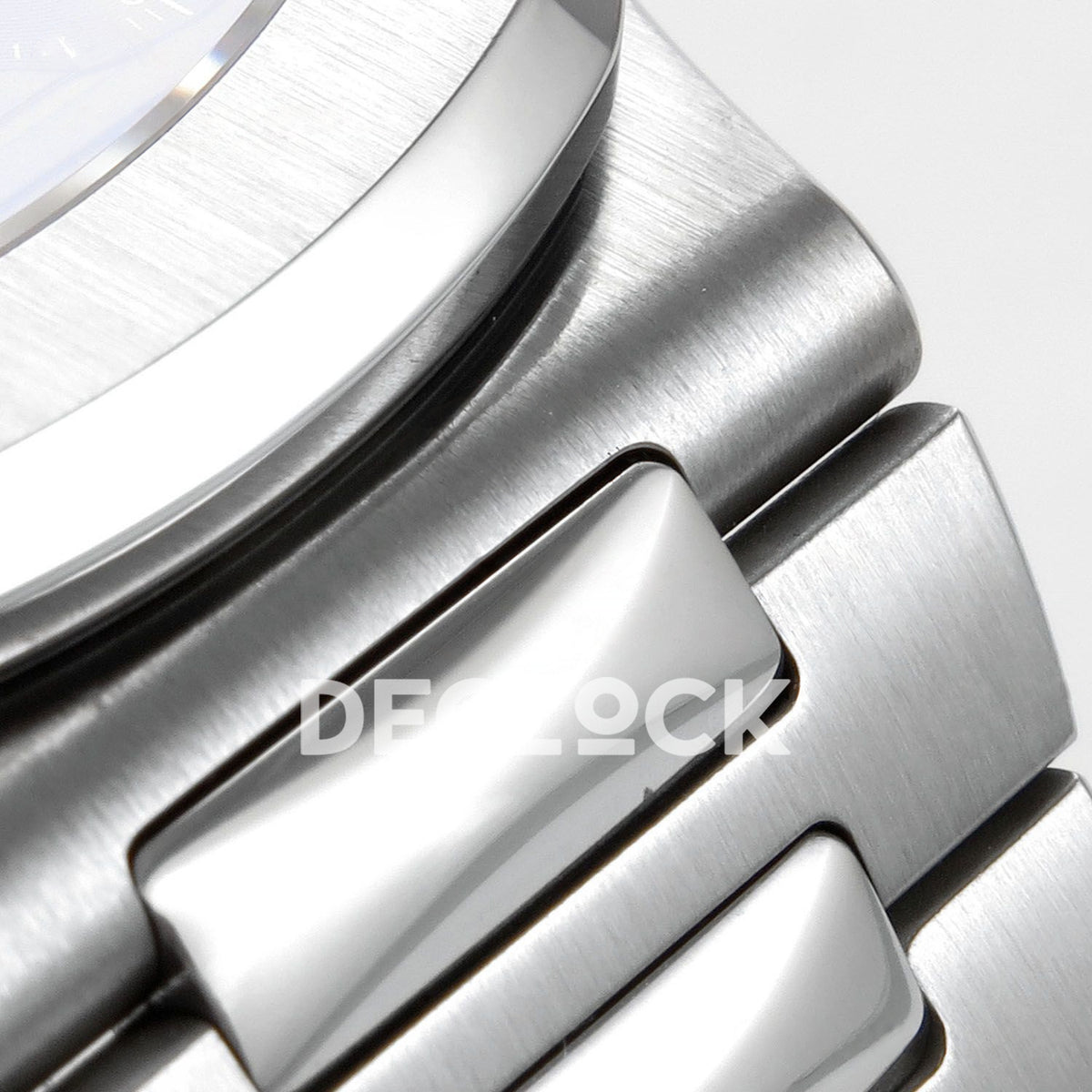 Nautilus 5712 WSF steel case and bracelet-link junction close-up