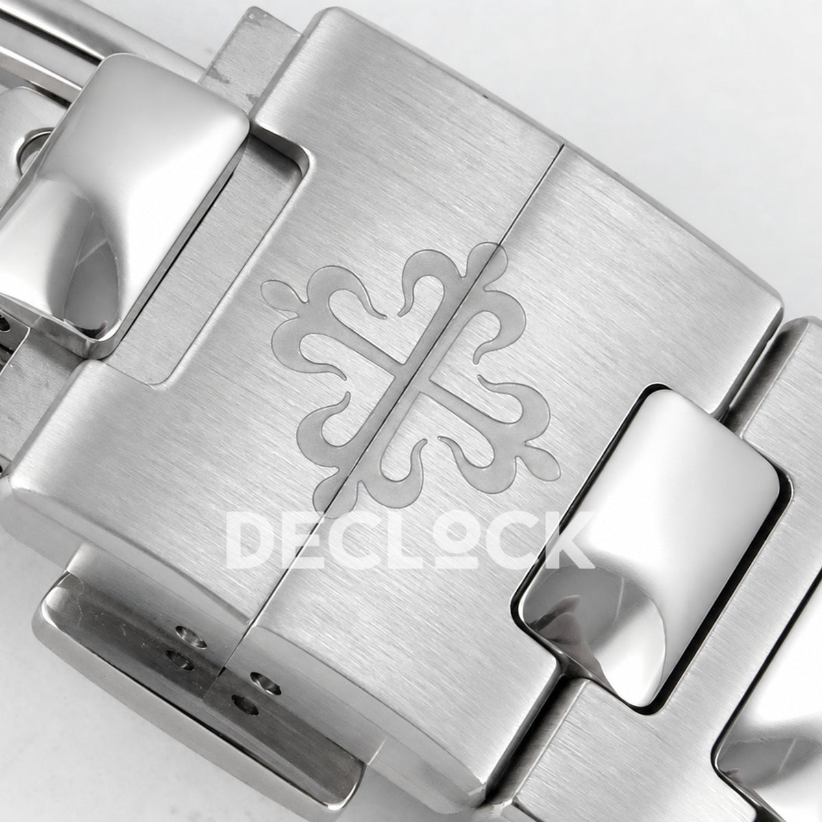 Patek Philippe Nautilus 5811 DDF weighted, blue dial, DD330 — clasp emblem detail