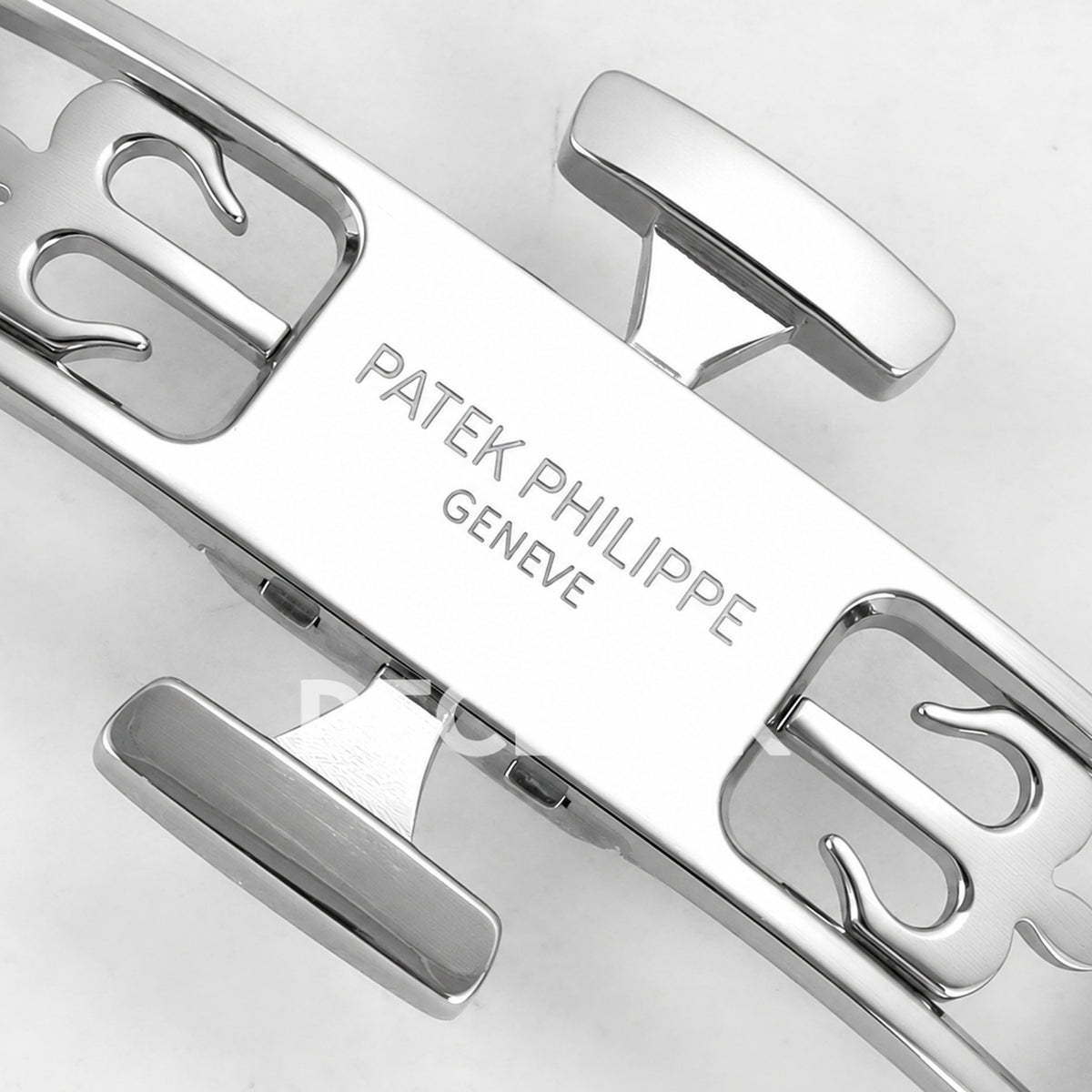 Patek Philippe Nautilus 5811 DDF weighted, blue dial, DD330 — clasp engraving detail