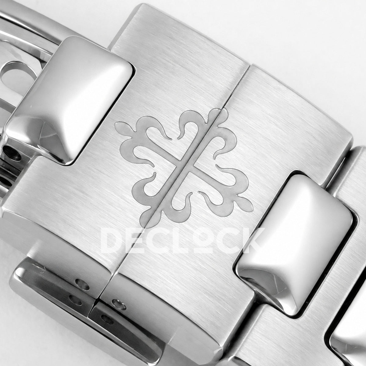 Patek Philippe Nautilus 5811 DDF weighted, blue dial, DPB330 — clasp emblem detail