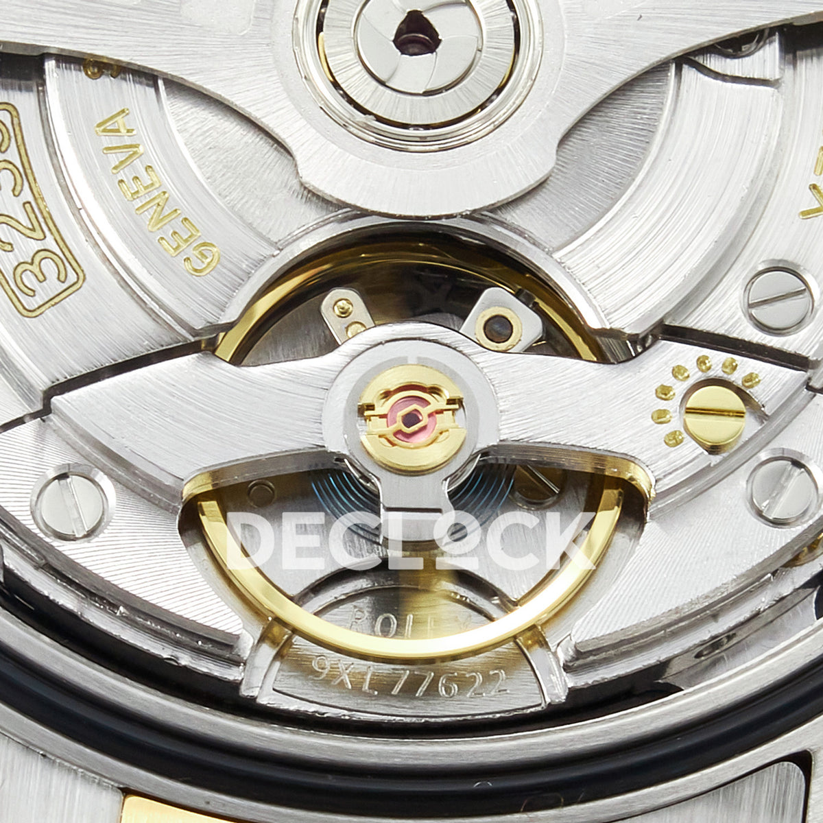 Rolex Datejust 41 Black Yellow Gold Clean Oyster — Μηχανισμός σε κοντινή λήψη