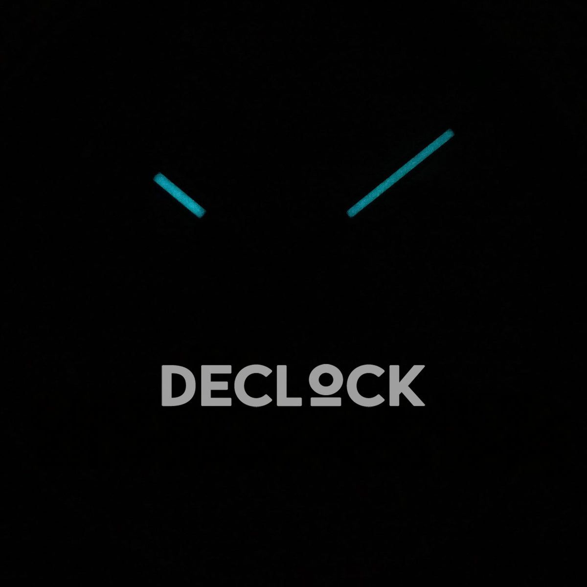 Rolex Daytona 116503 VF replica - original two cyan luminous hands photographed in darkness
