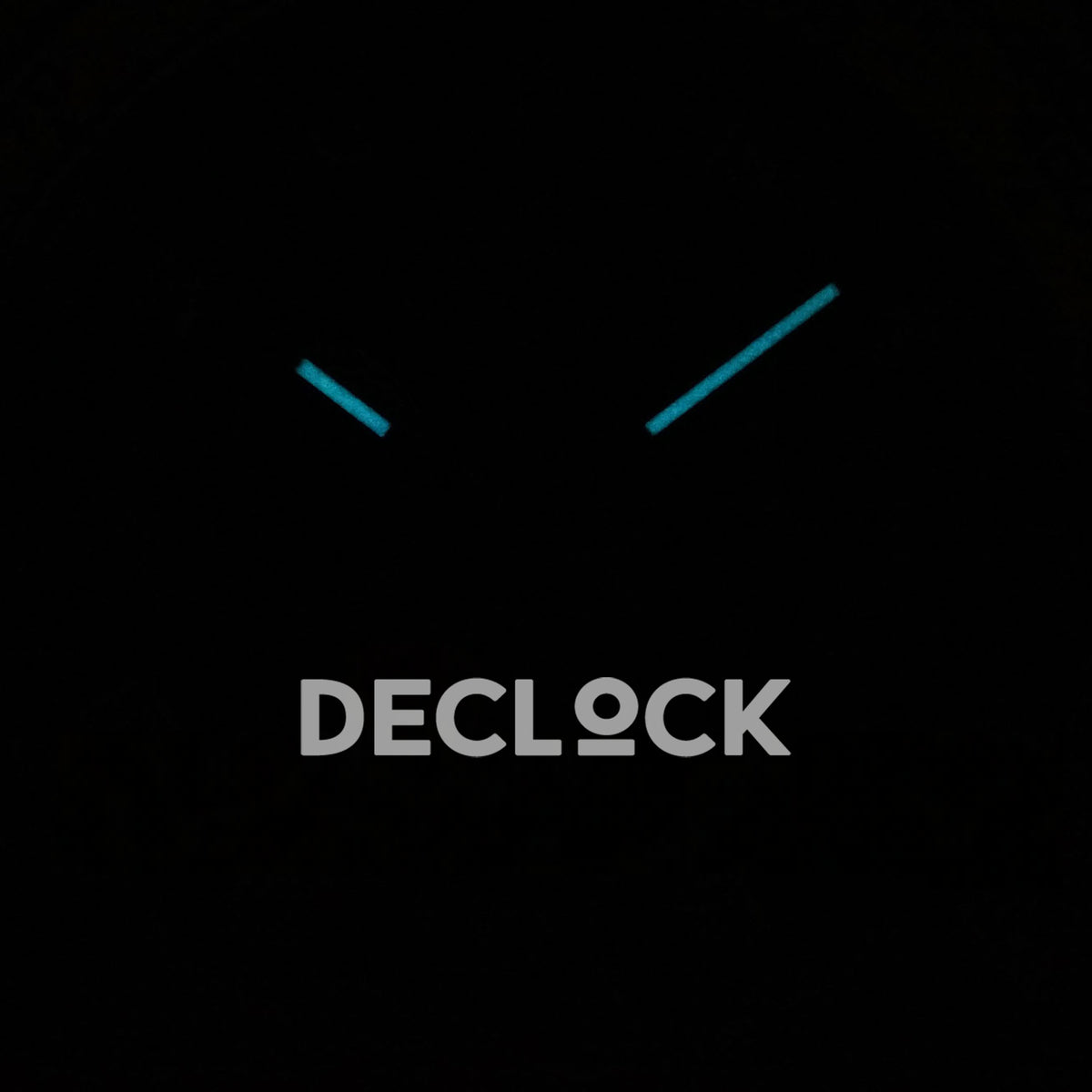 Rolex Daytona 116505 VF replica - original two cyan luminous hands photographed in darkness