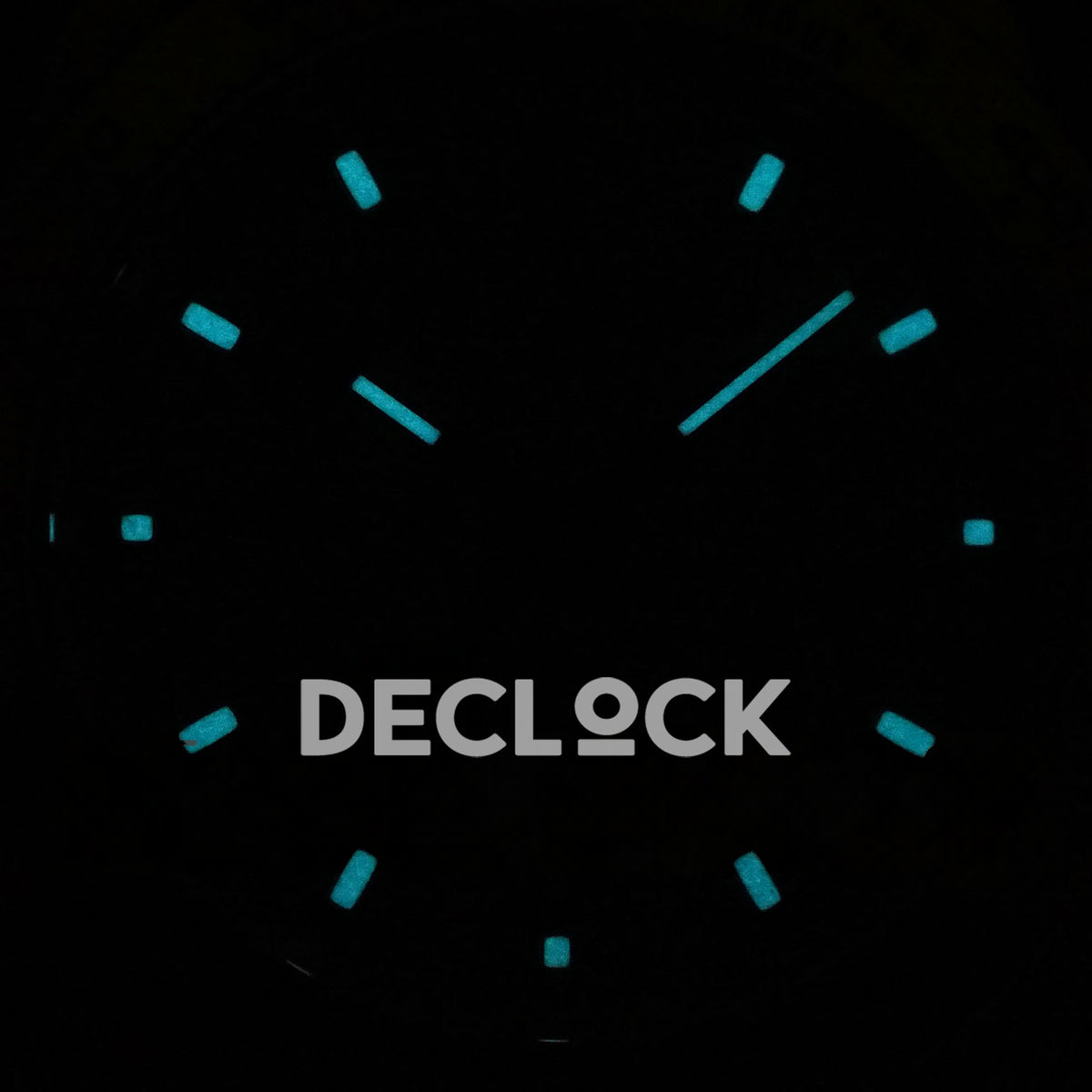 Rolex Daytona 116505 VF replica - original cyan luminous hands and hour markers photographed in darkness
