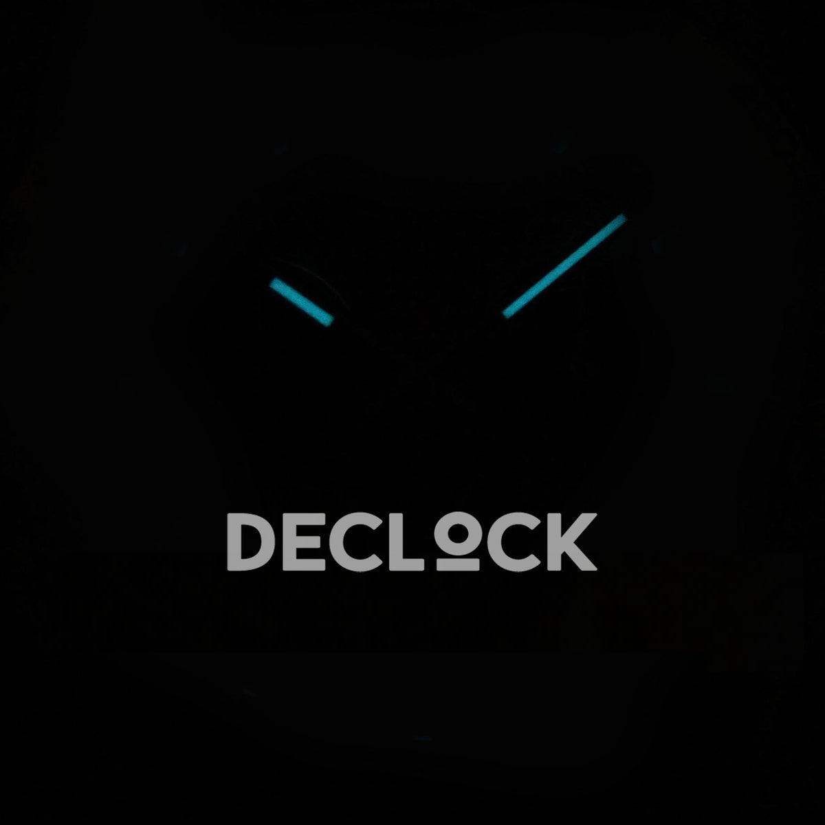 Rolex Daytona 116508 AVF replica - original two cyan luminous hands photographed in darkness