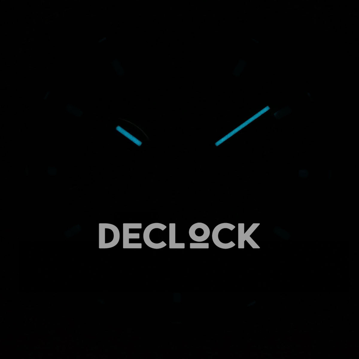 Rolex Daytona 116515 VF replica - original faint cyan luminous hands and hour markers in darkness