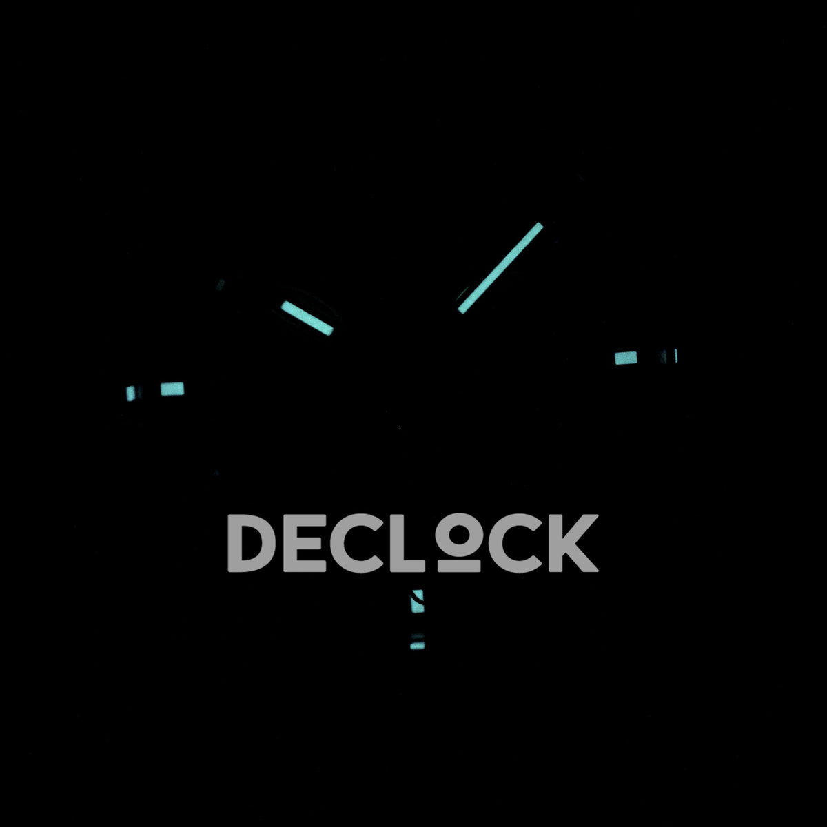 Rolex Daytona 126519 ARF replica - original cyan luminous hands and hour markers in darkness