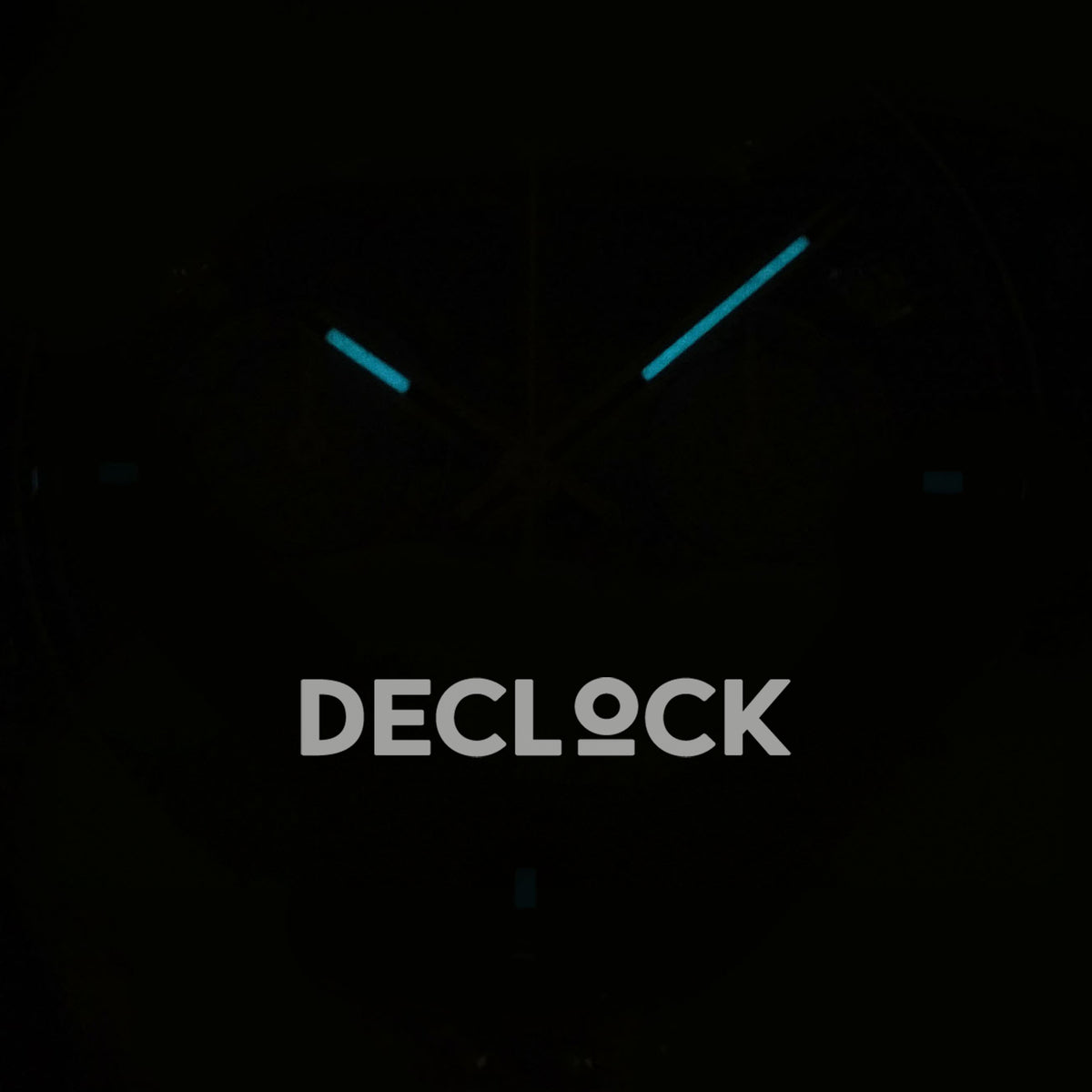 Rolex Daytona 126538TBR QF replica - original cyan luminous hands and faint hour markers in the dark