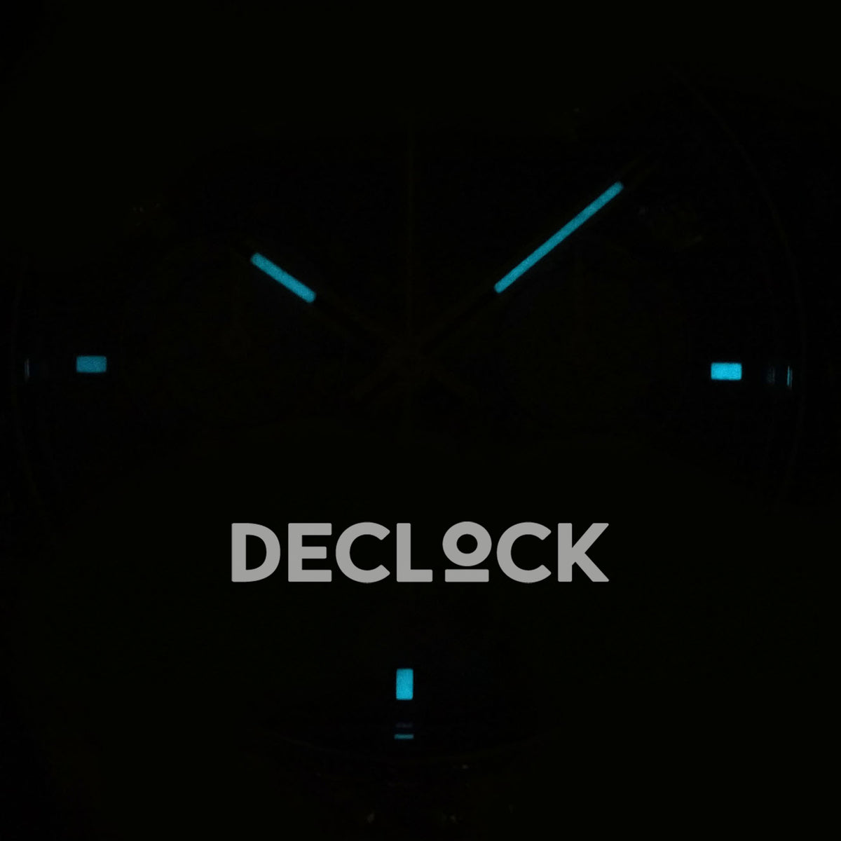 Rolex Daytona 126599TBR QF replica - original cyan luminous hands and three baton markers in the dark